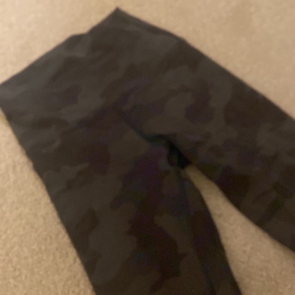 Lulu lemon aligns green camo size 2 - Picture 5 of 5